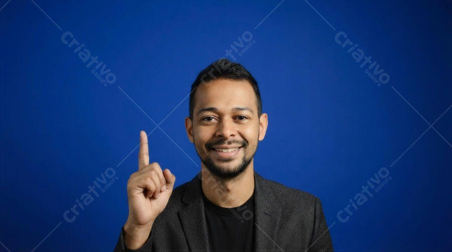 Foto Homem Negro Sorrindo Apontando para Cima Fundo Azul