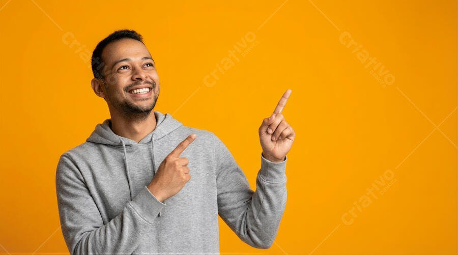 Foto Homem Negro Sorrindo Apontando para Cima Fundo Laranja