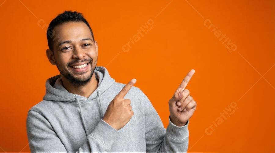 Foto Homem Negro Sorrindo Apontando para Cima Fundo Laranja