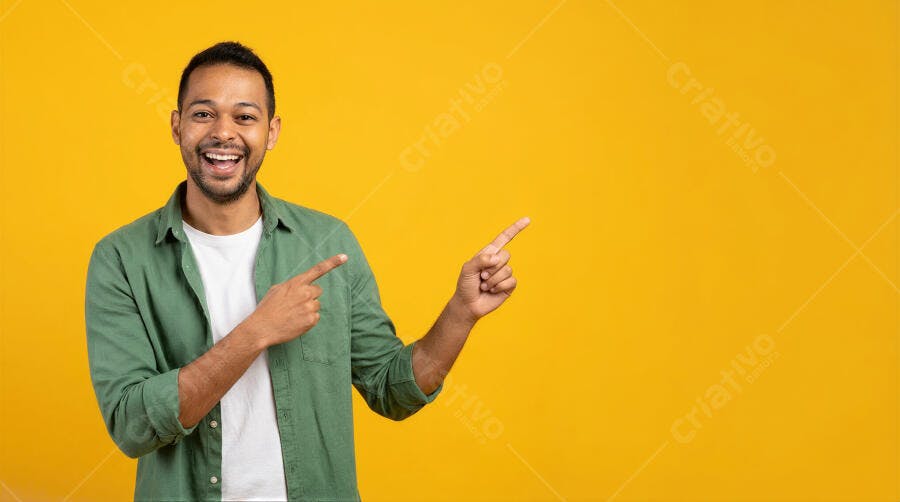 Foto Homem Negro Sorrindo Apontando para Direita Fundo Amarelo