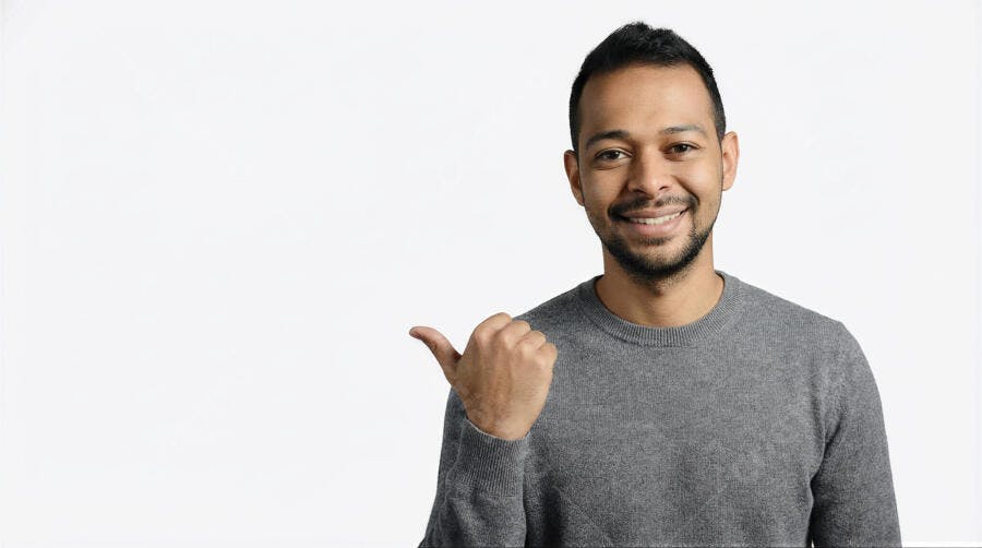 Foto Homem Negro Sorrindo Apontando para Esquerda Fundo Branco