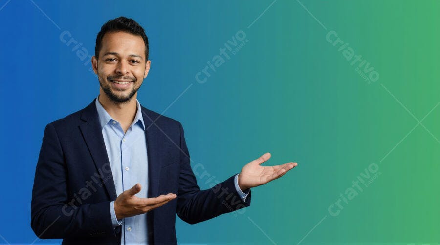 Foto Homem Negro Sorrindo Apresentando Espaço para Texto