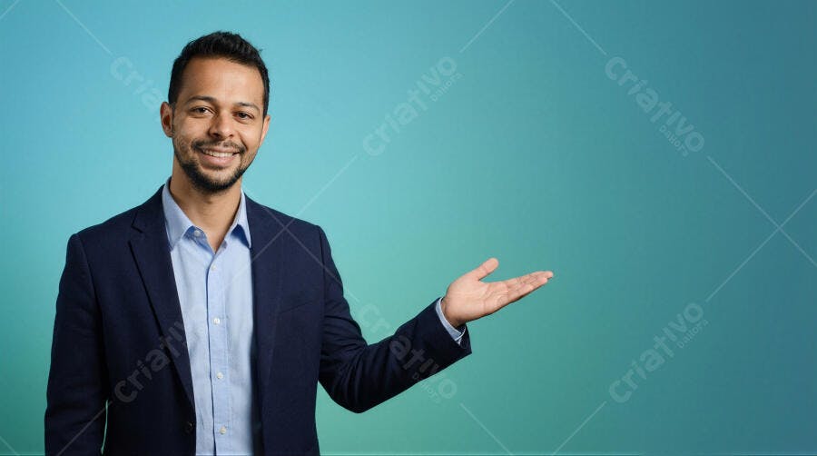 Foto Homem Negro Sorrindo Apresentando Fundo Azul Turquesa