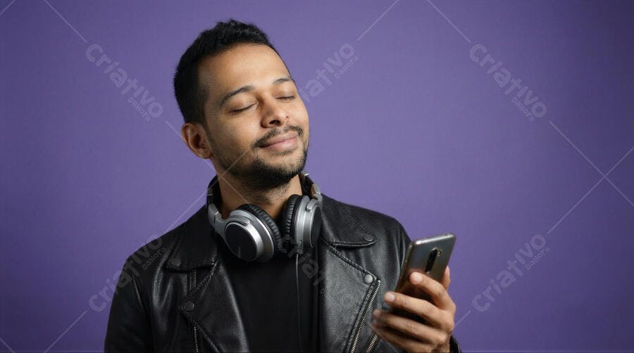 Foto Homem Ouvindo Música Fone de Ouvido Celular Fundo Roxo