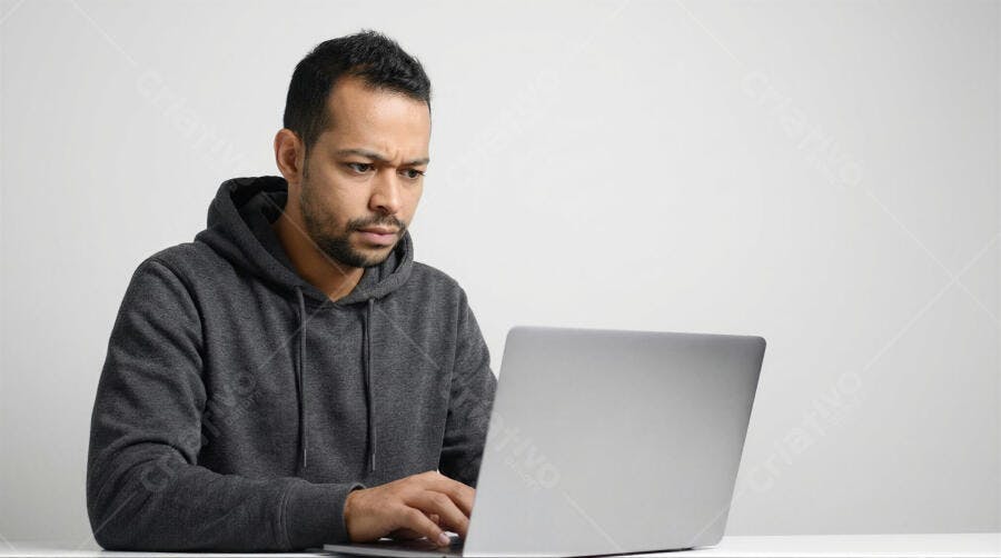 Foto Homem Pardo Concentrado Trabalhando Notebook Fundo Branco