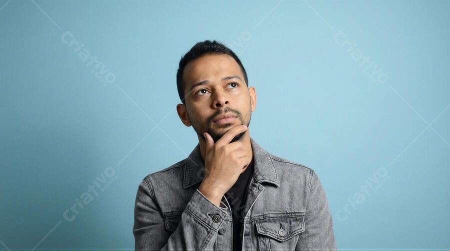 Foto Homem Pensando Olhando para Cima Fundo Azul