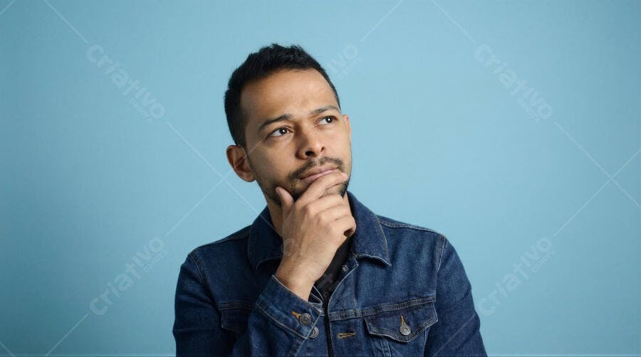 Foto Homem Pensando Reflexivo Fundo Azul Liso