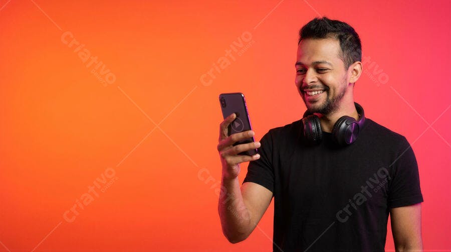 Foto Homem Sorrindo Celular Fones de Ouvido Fundo Laranja Degradê