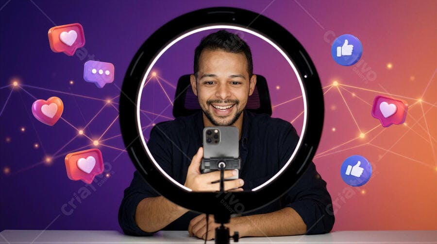 Foto Homem Sorrindo Fazendo Live com Ring Light e Celular