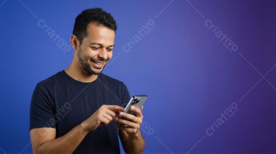 Foto Homem Sorrindo Usando Celular Fundo Roxo Azul Gradiente