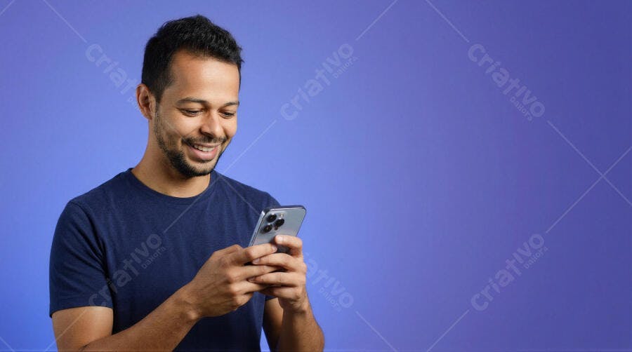 Foto Homem Sorrindo Usando Celular Fundo Roxo Studio
