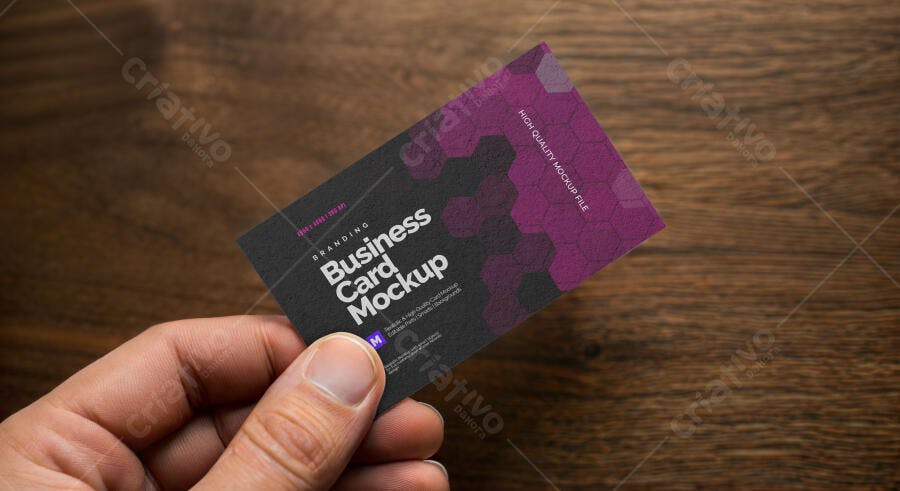 Mockup Cartão Visita Mãos Segurando Mesa Madeira Editável