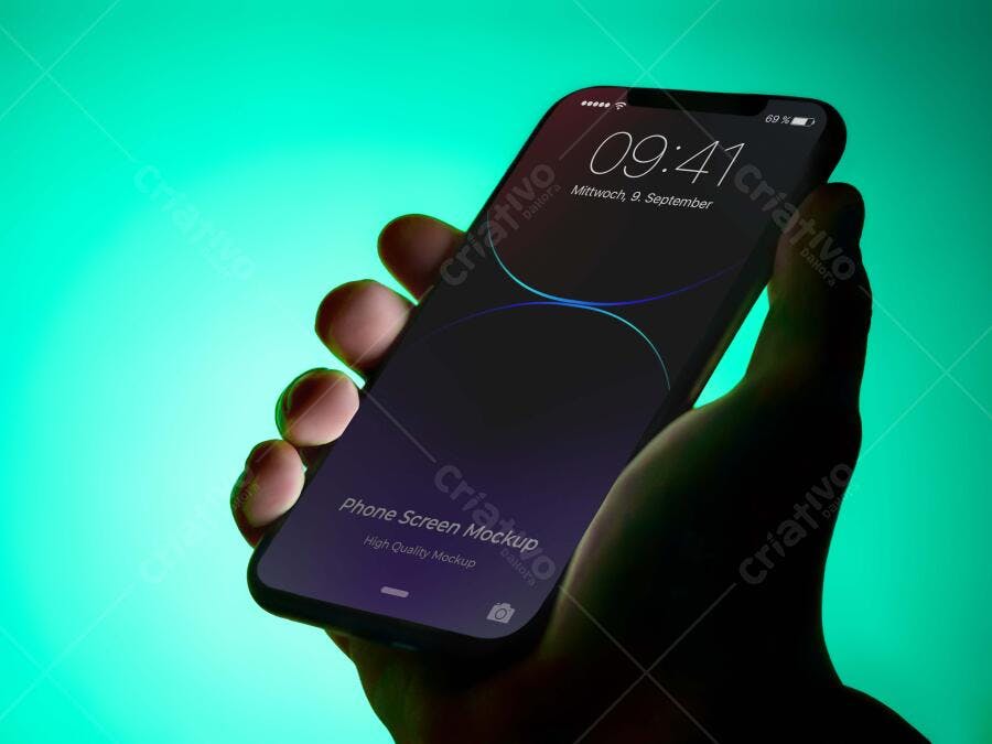 Mockup Celular Mãos Segurando Tela Verde Editável