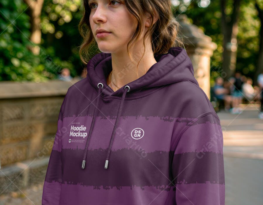 Mockup Hoodie Feminino Roxo Lifestyle Editável