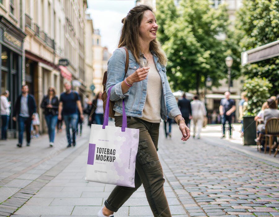 Mockup Sacola Totebag Tecido Lifestyle Rua Editável