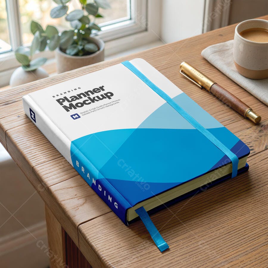Mockup Caderno Planner Capa Dura Mesa Madeira Editável