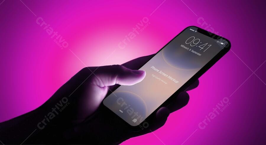 Mockup Celular Mãos Segurando Tela Brilhante Fundo Roxo Editável