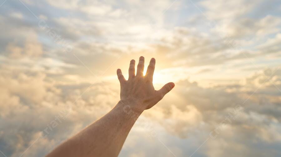 Foto Mão Alcançando Sol Céu Nublado Espiritualidade