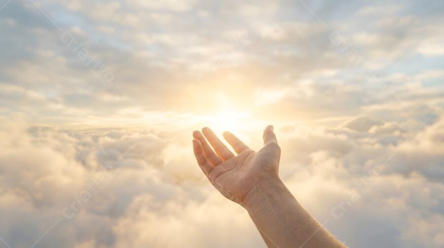 Foto Mão Estendida Céu Nuvens Douradas Sol Brilhando