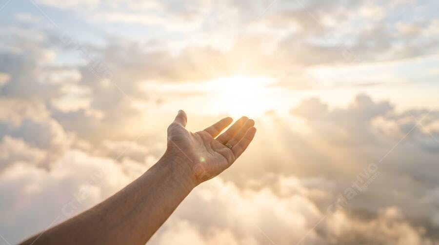 Foto Mão Estendida Céu Nuvens Sol Raios Dourados Espiritualidade