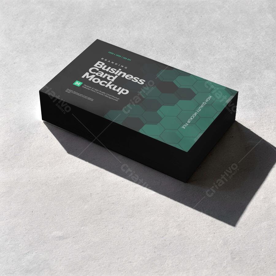 Mockup Cartão de Visita Empilhado Perspectiva Fundo Concreto Editável