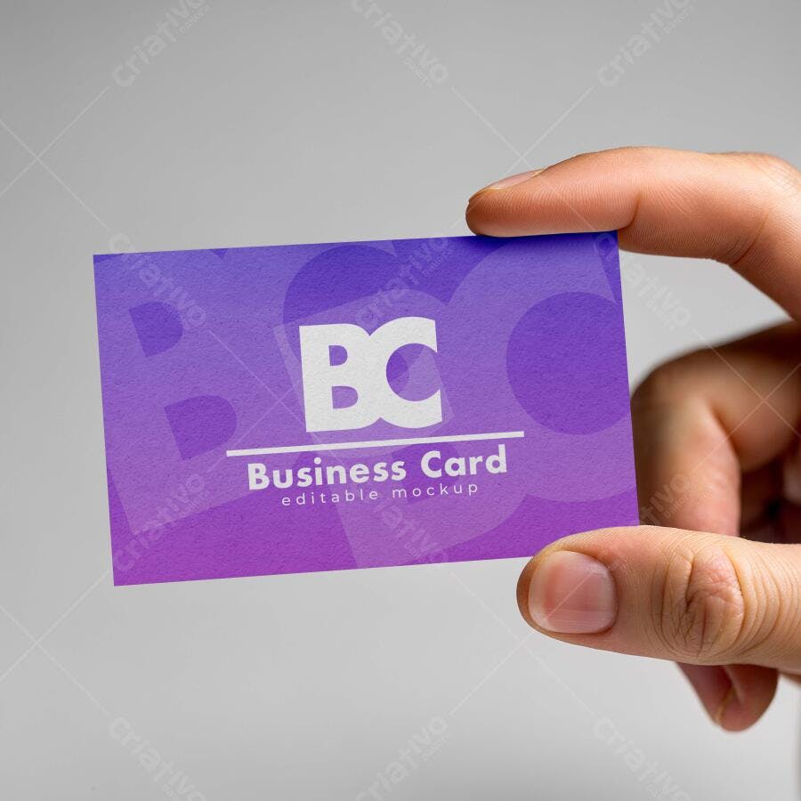 Mockup Cartão de Visita Mãos Segurando Fundo Cinza Editável