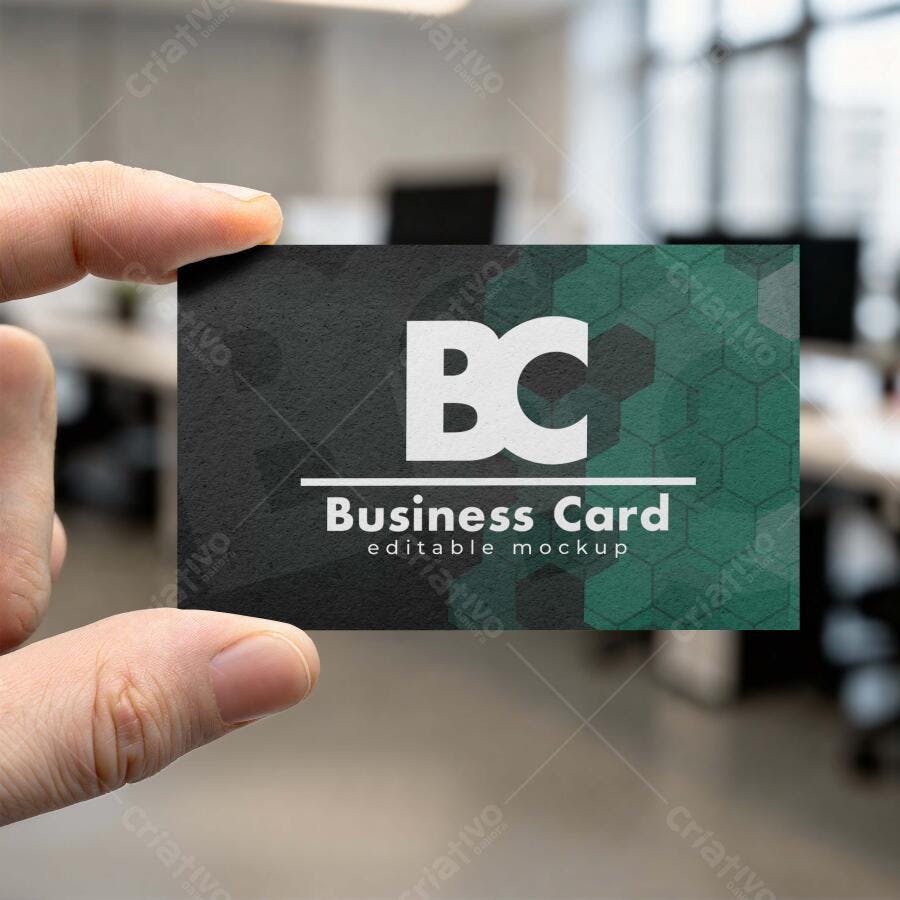 Mockup Cartão Visita Mãos Segurando Escritório Editável
