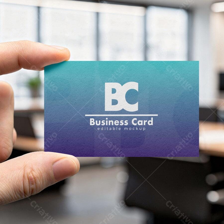 Mockup Cartão Visita Mãos Segurando Escritório Editável