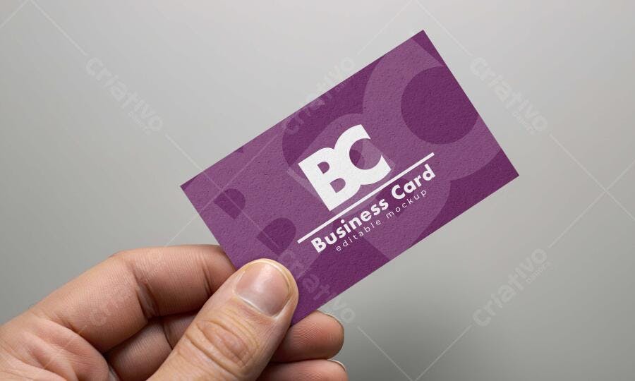 Mockup Cartão Visita Mãos Segurando Fundo Cinza Editável