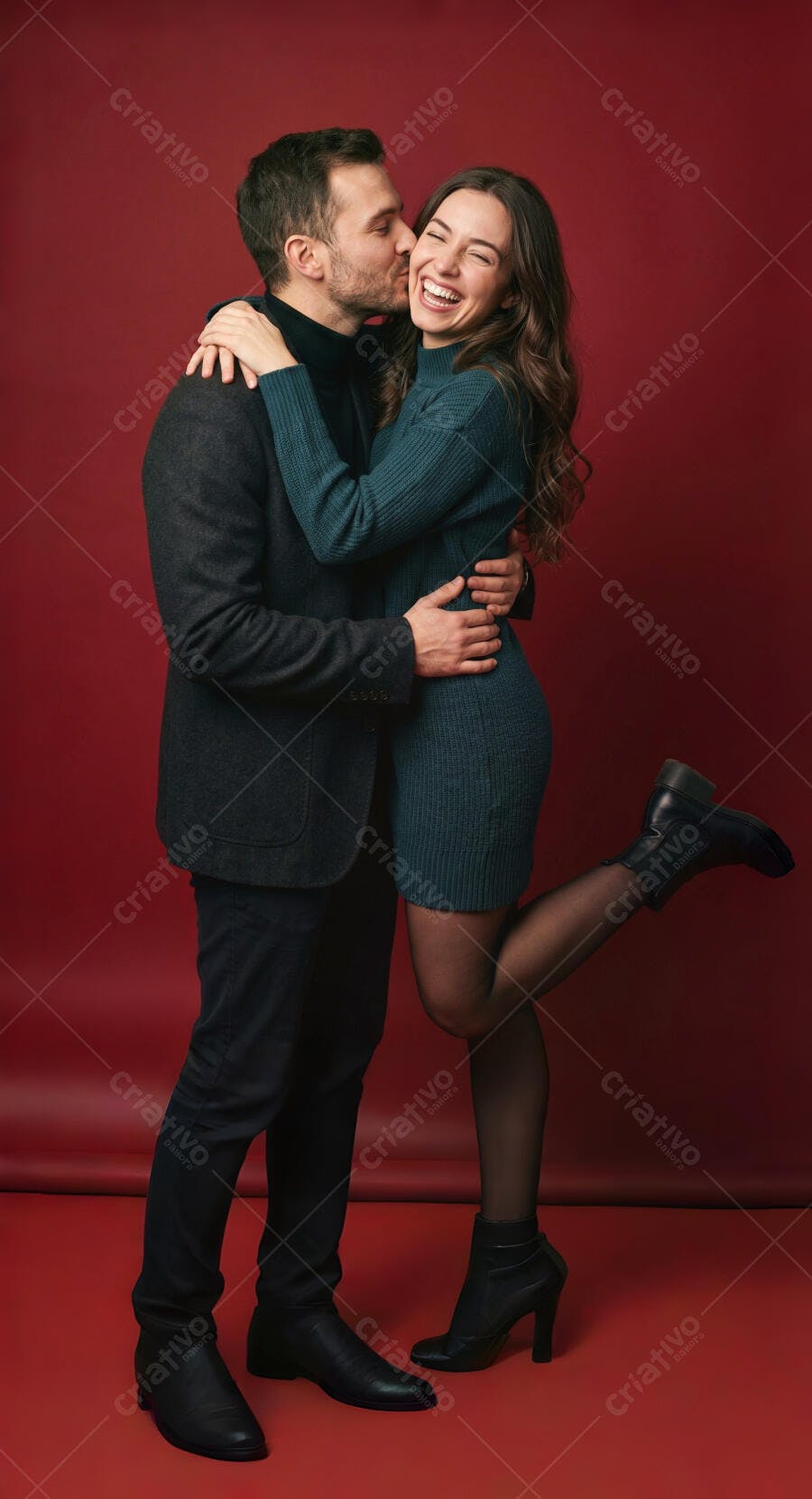 Foto Casal Feliz Abraçado Beijo Fundo Vermelho Studio