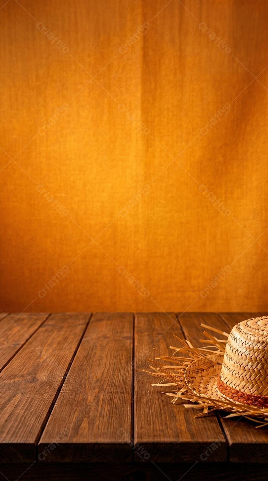 Foto Chapéu de Palha Mesa Madeira Fundo Laranja Festa Junina