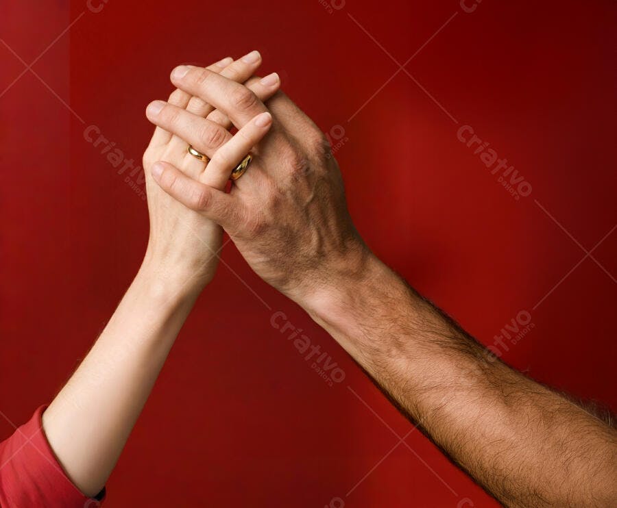 Foto Mãos Entrelaçadas Alianças Fundo Vermelho Casal