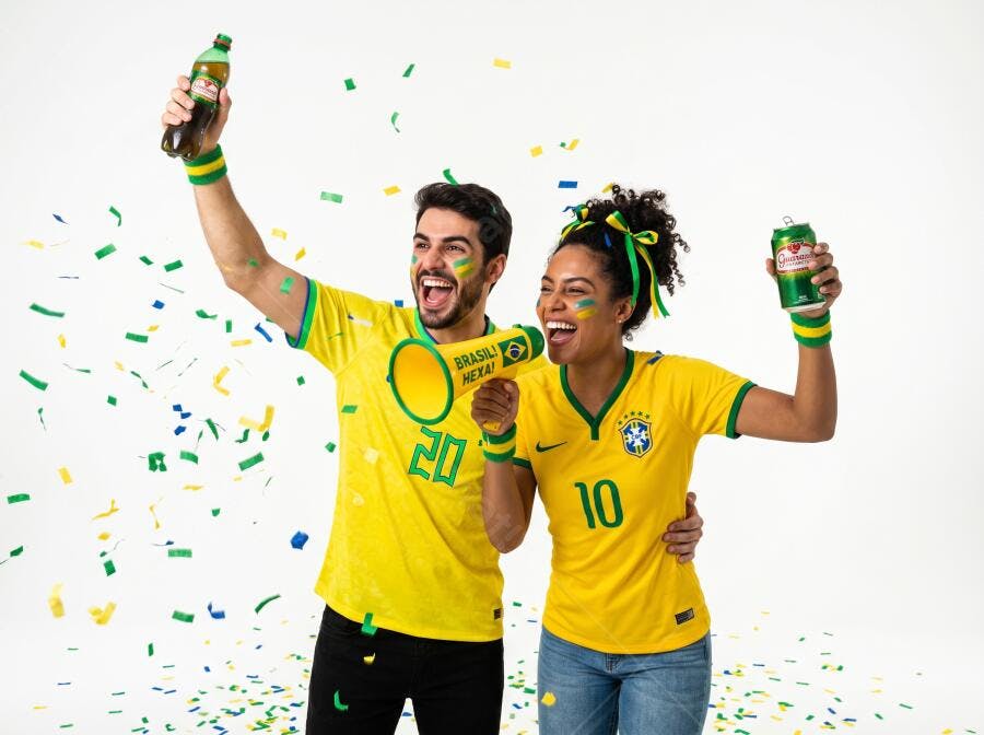 Foto Casal Brasileiro Torcendo Copa do Mundo Confetes Amarelo