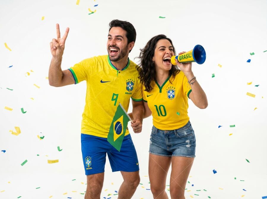Foto Casal Brasileiro Torcendo Copa do Mundo Confetes Amarelos