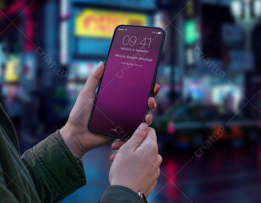 Mockup Celular Mãos Segurando Tela App Noturno Editável