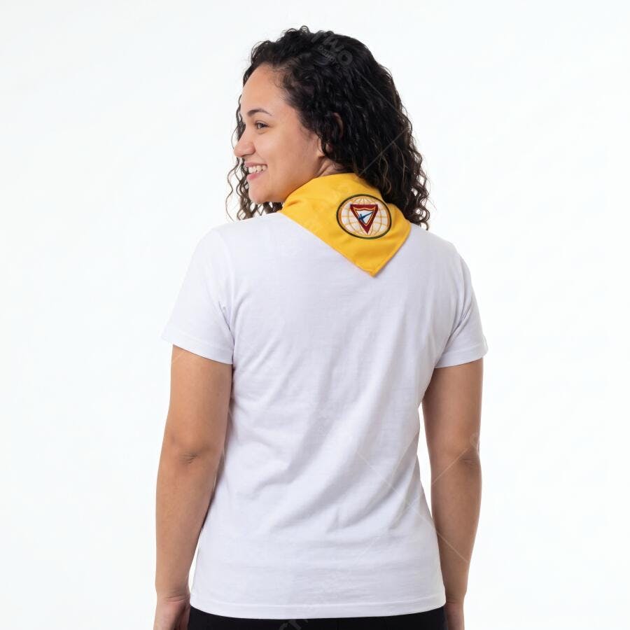 Foto Mulher Jovem Sorrindo Lenço Escoteiro Amarelo Fundo Branco
