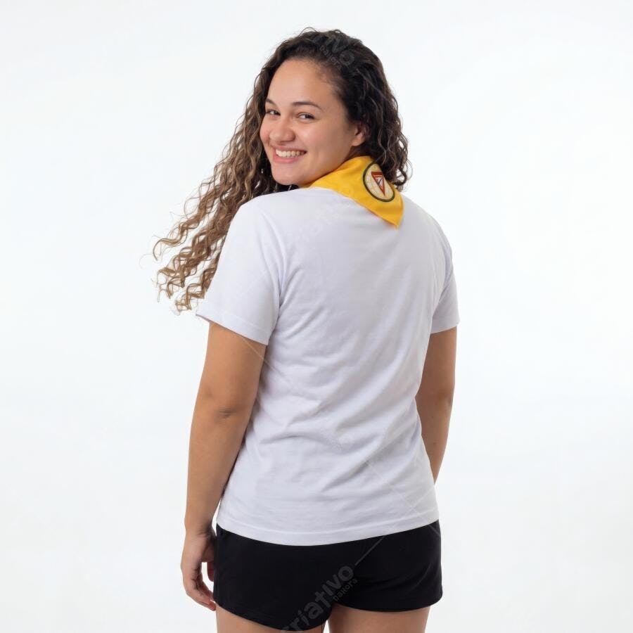Foto Mulher Jovem Sorrindo Olhando para Trás Fundo Branco Estúdio