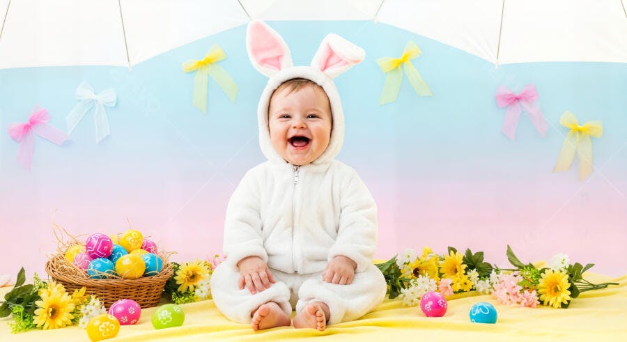 Foto Bebê Fantasia Coelhinho Páscoa Sorrindo Estúdio