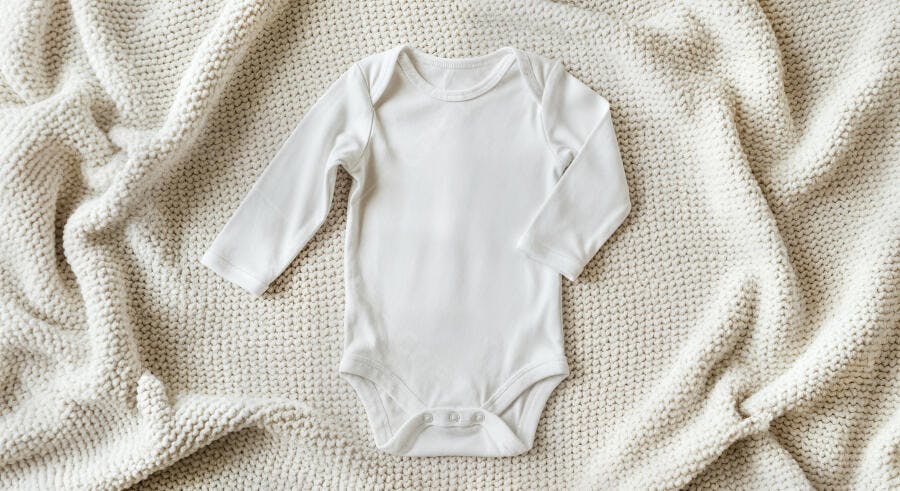 Foto Body Bebê Branco Manga Longa Tricô Fundo Bege