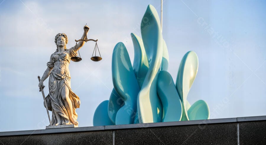 Foto Estátua da Justiça com Balança e Espada Céu Azul