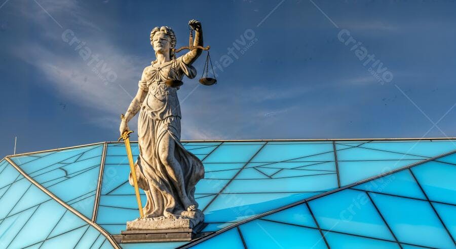 Foto Estátua da Justiça Têmis com Balança e Espada Céu Azul