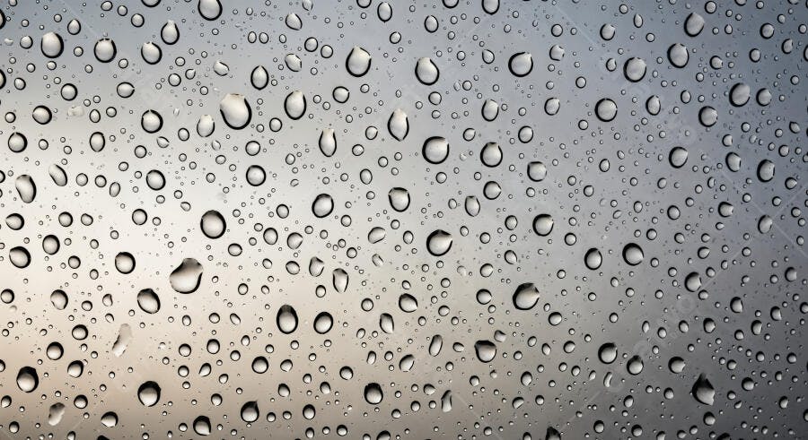 Foto Gotas de Chuva Superfície Vidro Molhado Fundo Cinza