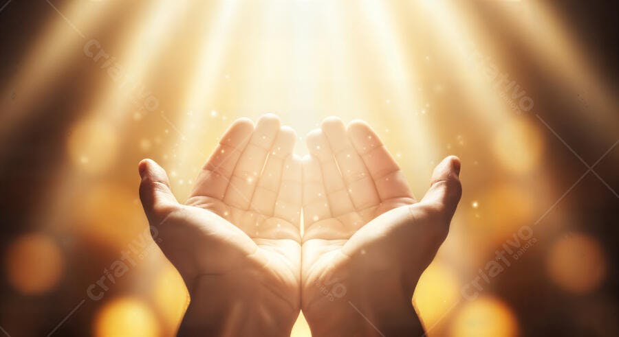Foto Mãos Abertas Recebendo Luz Divina Fundo Dourado Bokeh