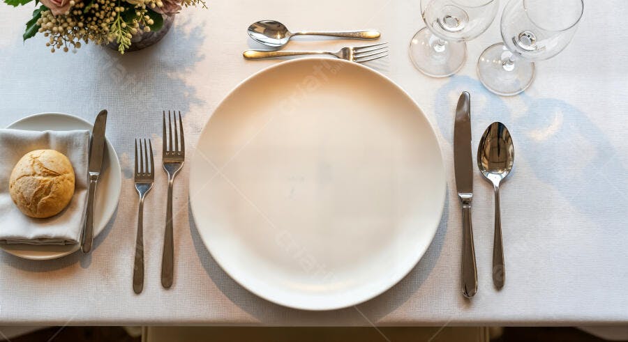 Foto Mesa Posta Elegante Pão Talheres Taças Restaurante