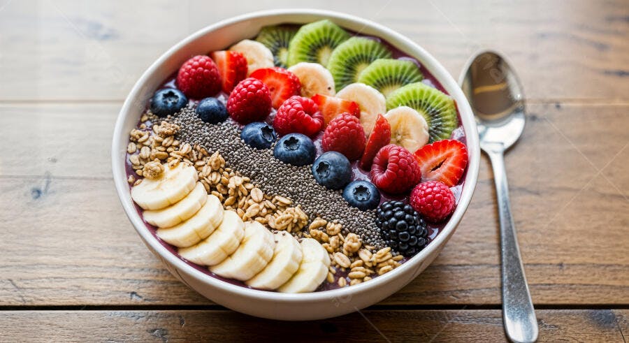 Foto Tigela de Açaí com Frutas Granola Chia Mesa de Madeira