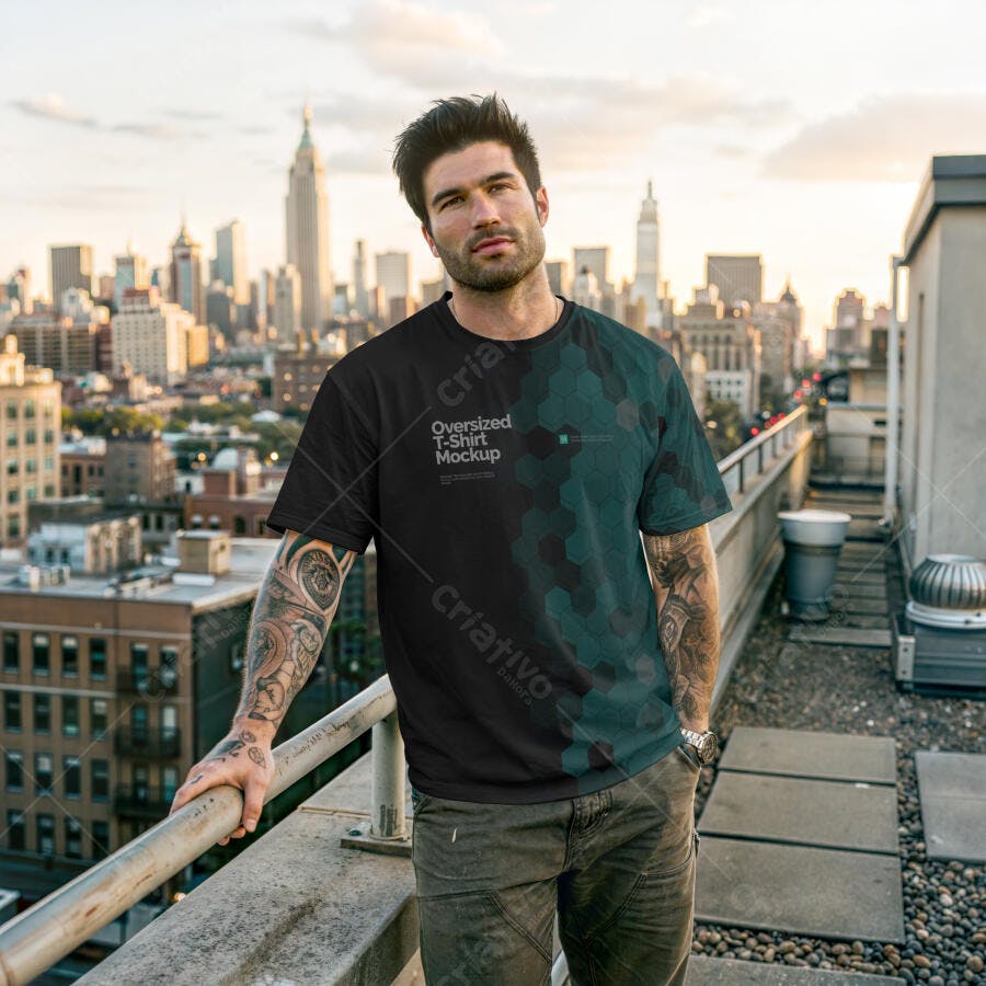 Mockup Camiseta Oversized Masculina Lifestyle Urbano Editável
