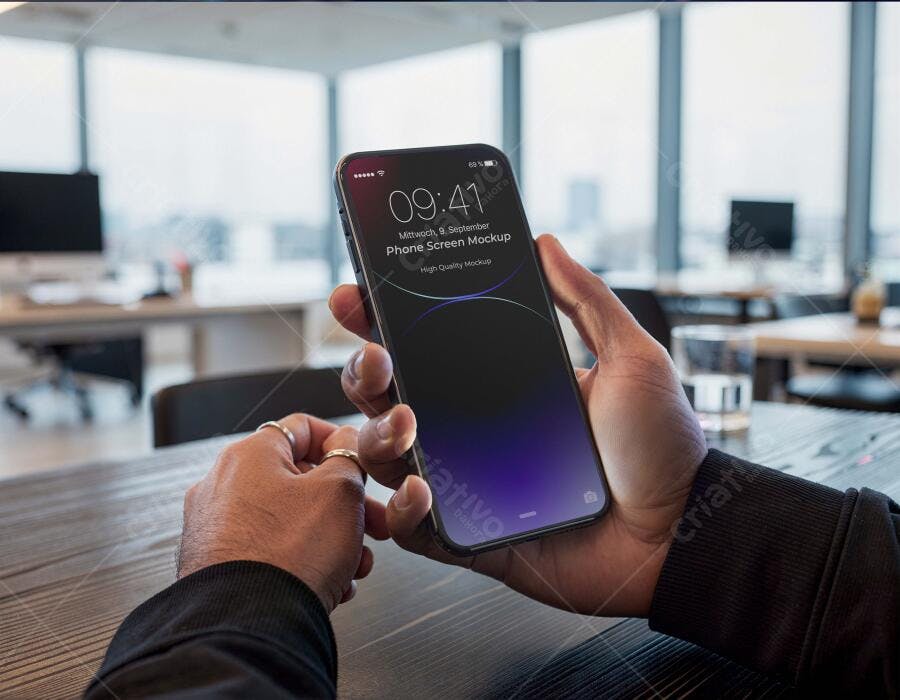 Mockup Celular Mãos Segurando Tela Fundo Escritório Editável