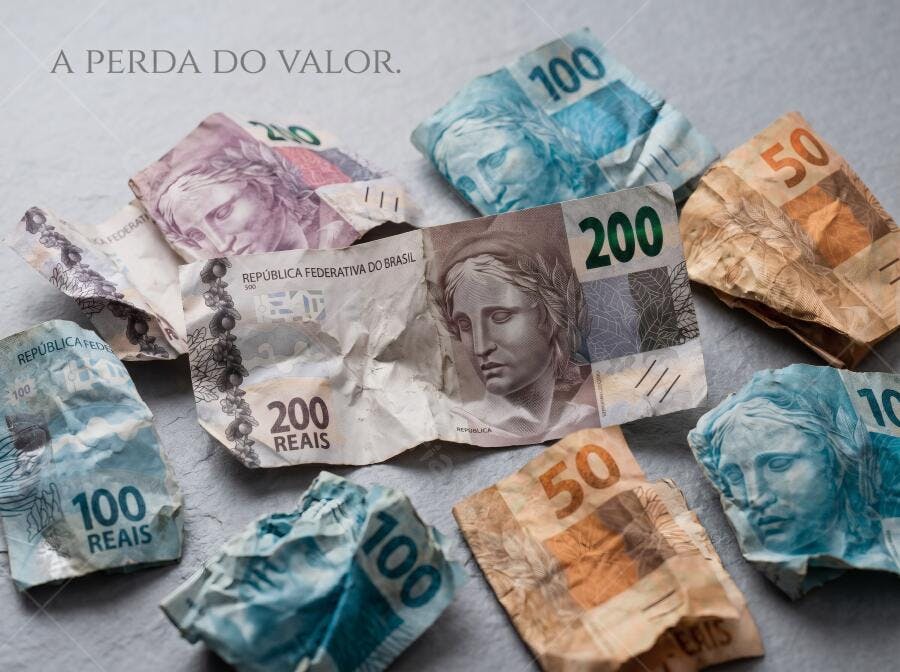 Foto Dinheiro Real Brasileiro Amassado Perda de Valor Inflação