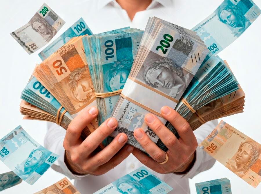 Foto Mãos Segurando Maços de Dinheiro Reais Brasileiros