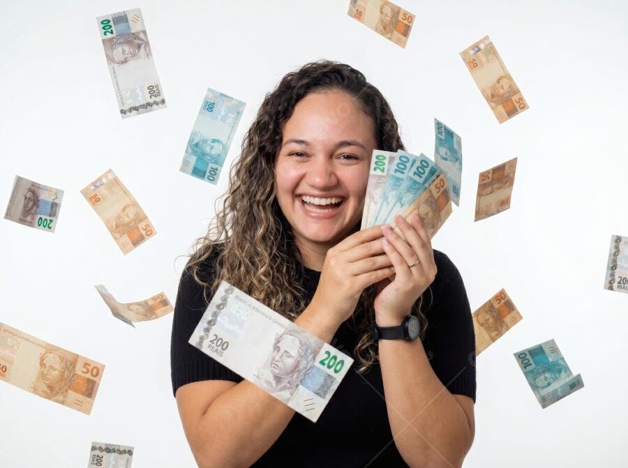 Foto Mulher Jovem Sorrindo Dinheiro Caindo Fundo Branco